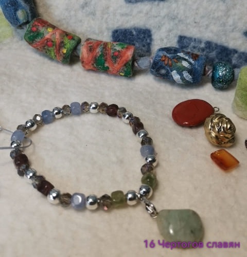браслет на резинке с турмалином